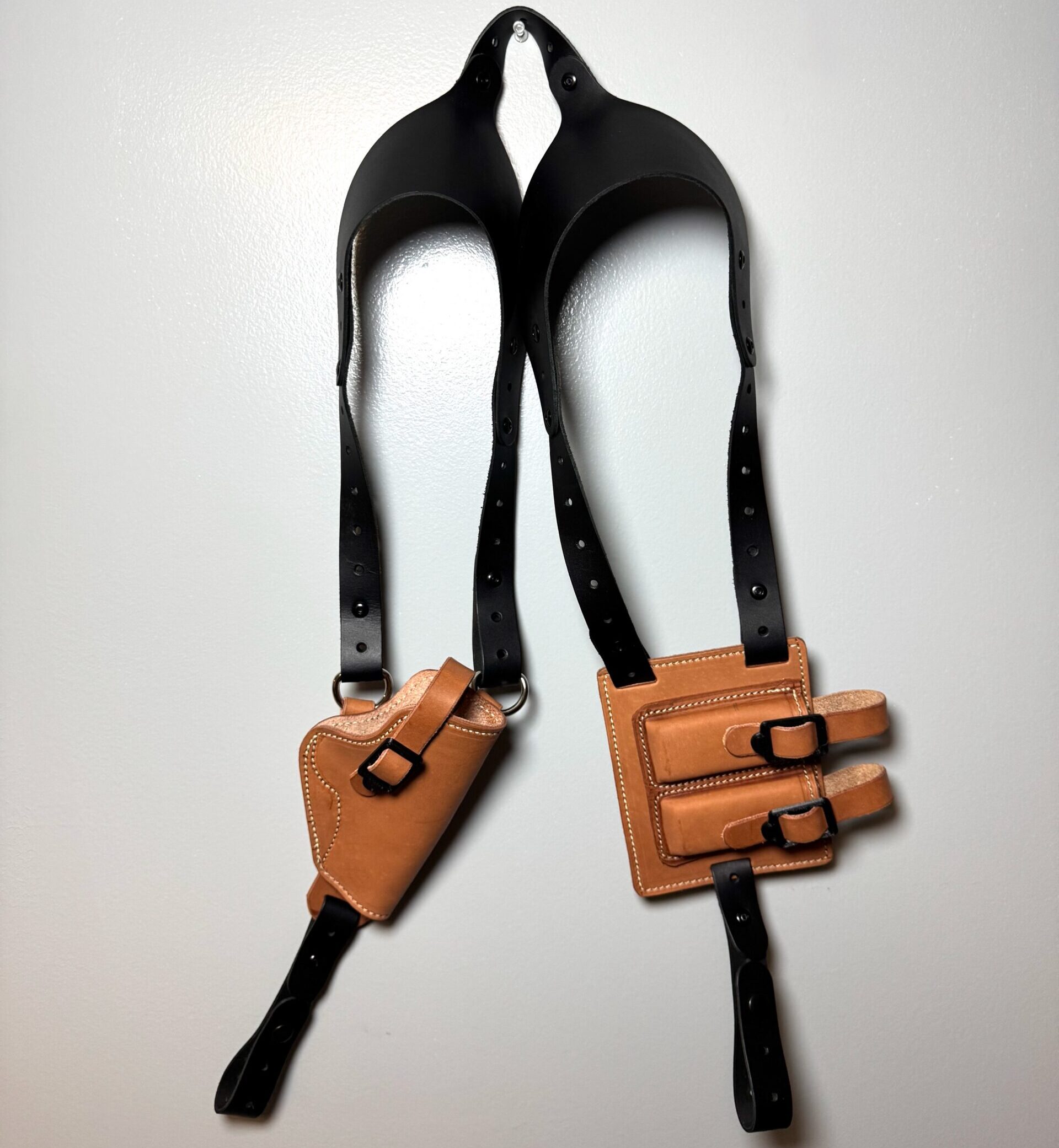 Black and tan 1911 leather shoulder holster system with dual magazine carrier